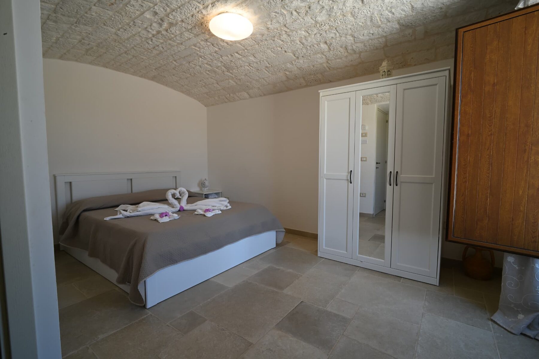 Trullo Libero — camera matrimoniale con volta a botte