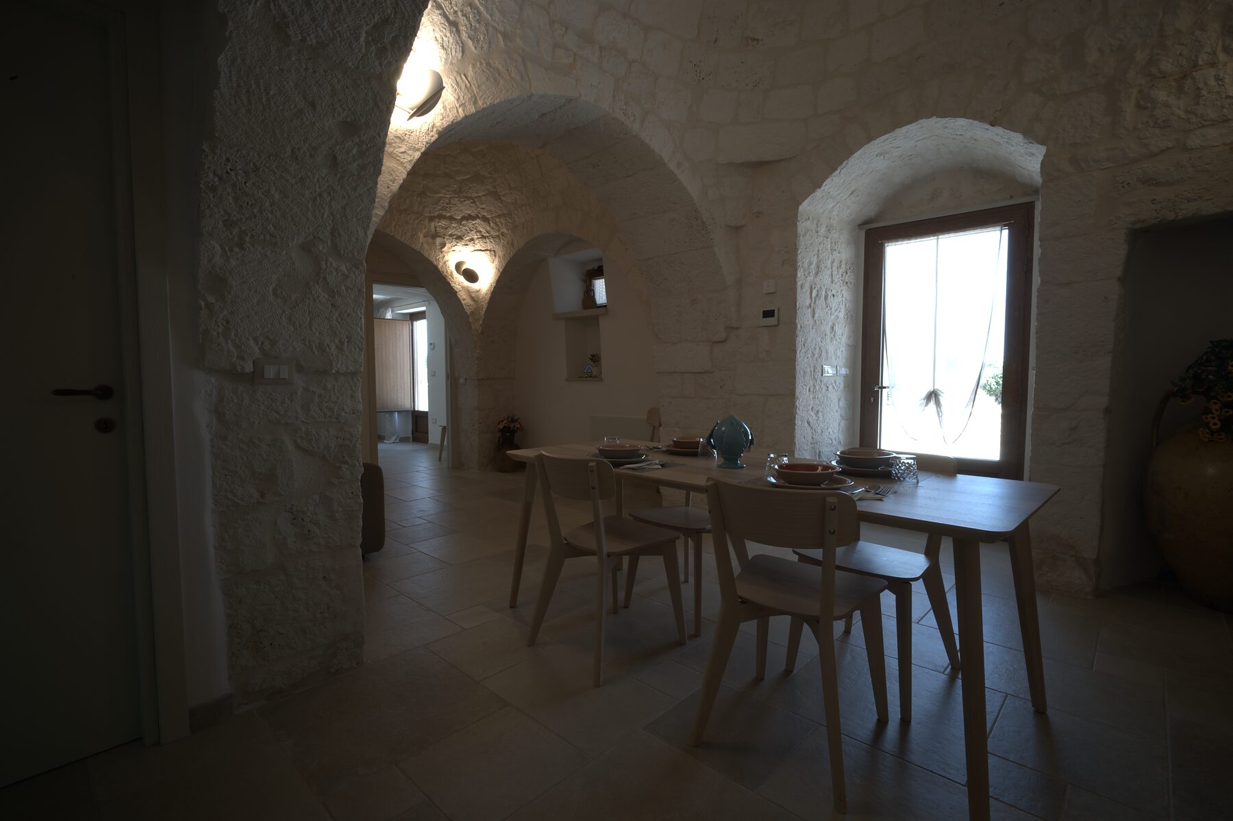 Trullo Libero — zona pranzo sotto le volte in pietra