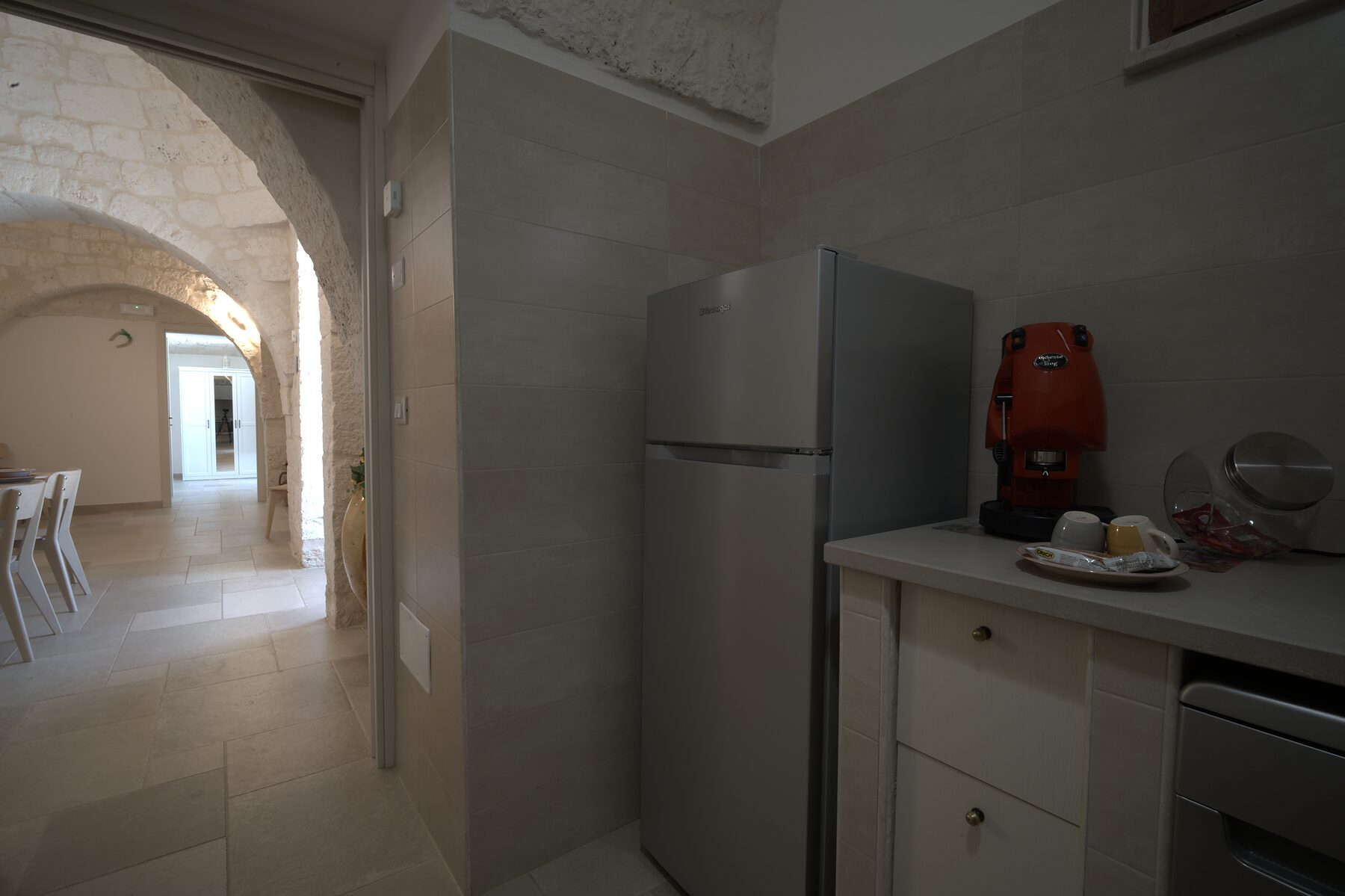Trullo Libero — angolo cucina e passaggio ad arco