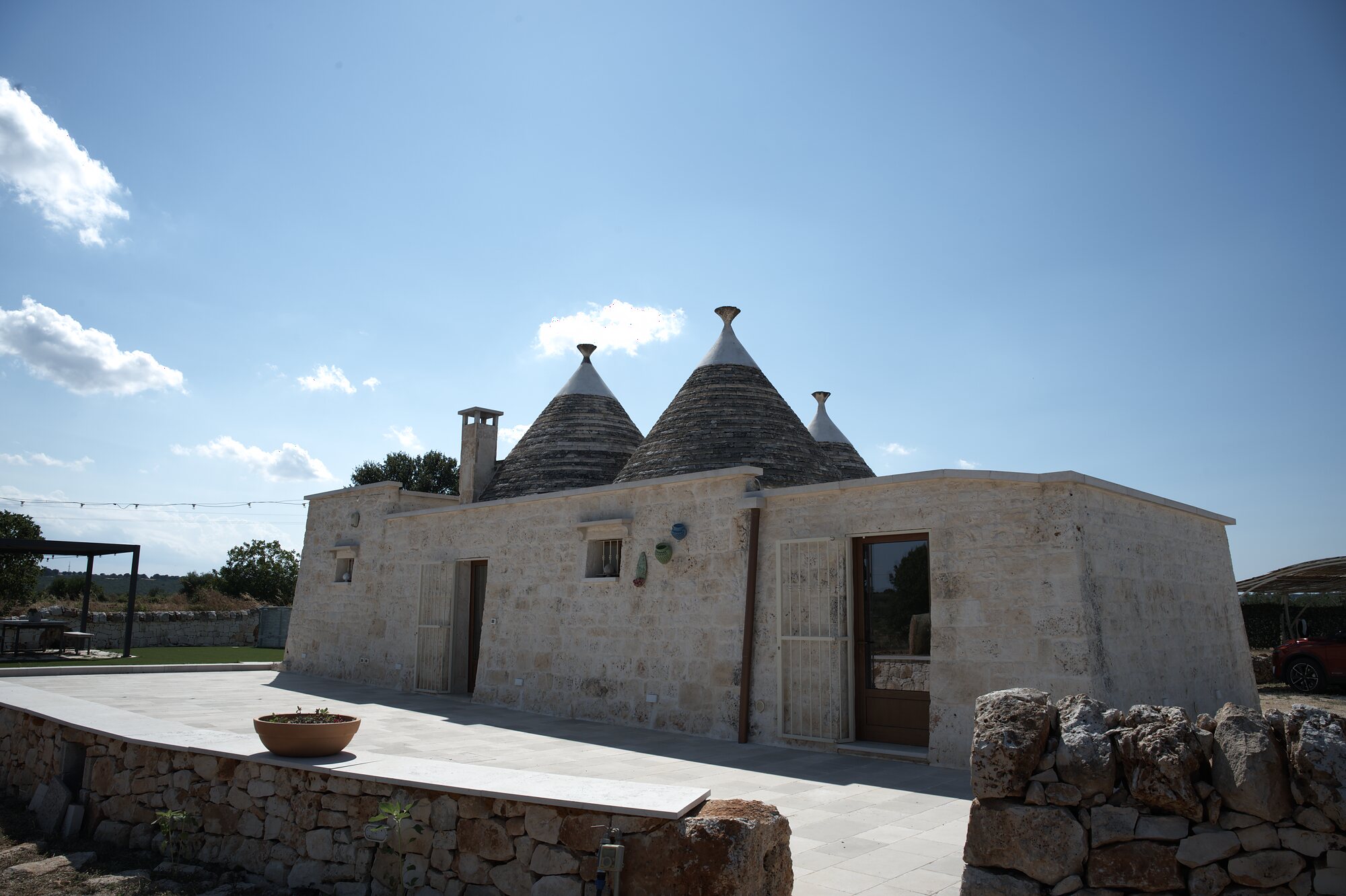 Trullo Libero — i coni in pietra e la corte assolata