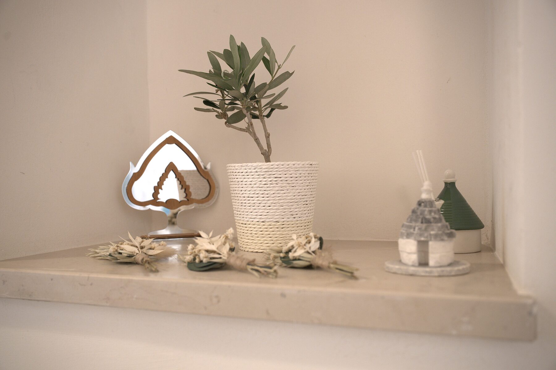 Trullo Libero — dettaglio: ulivo in vaso e ceramiche pugliesi