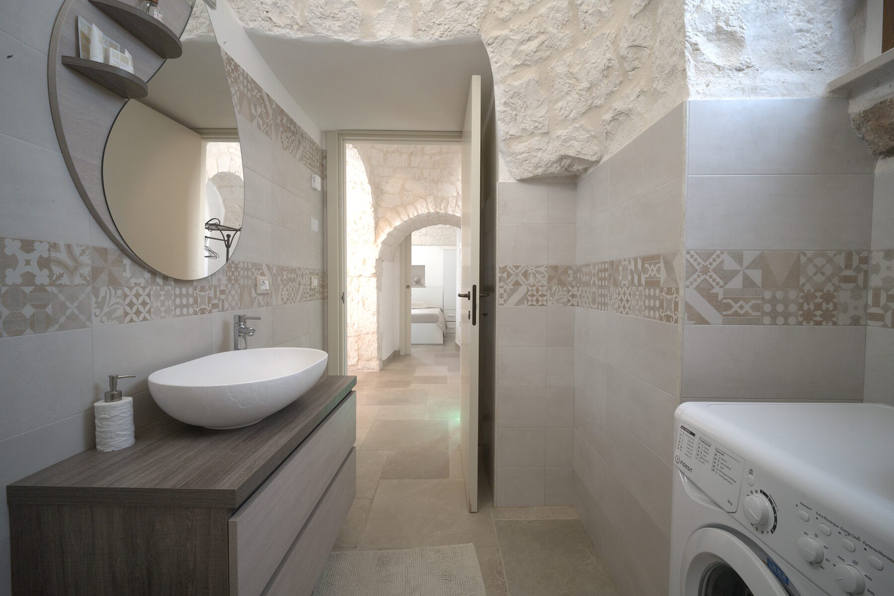 Trullo Libero — bagno con lavabo in ceramica e cementine