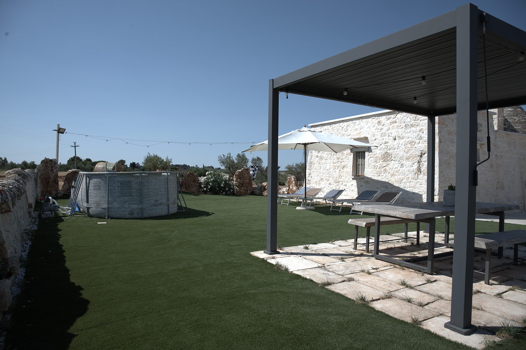 Trullo Libero — pergola, tavolo all'aperto e prato
